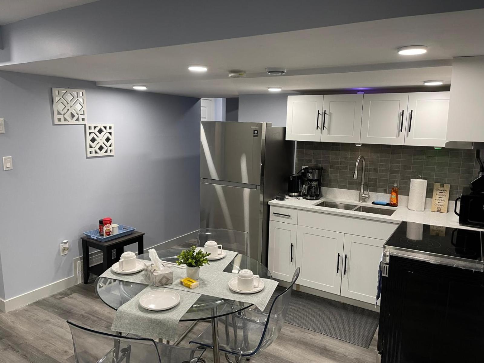 The Cozy Cove - Modern Private Basement With Comfort & Charm, Free Parking, Wifi, Netflix Close To Airport & 18 Minutes To West Mall