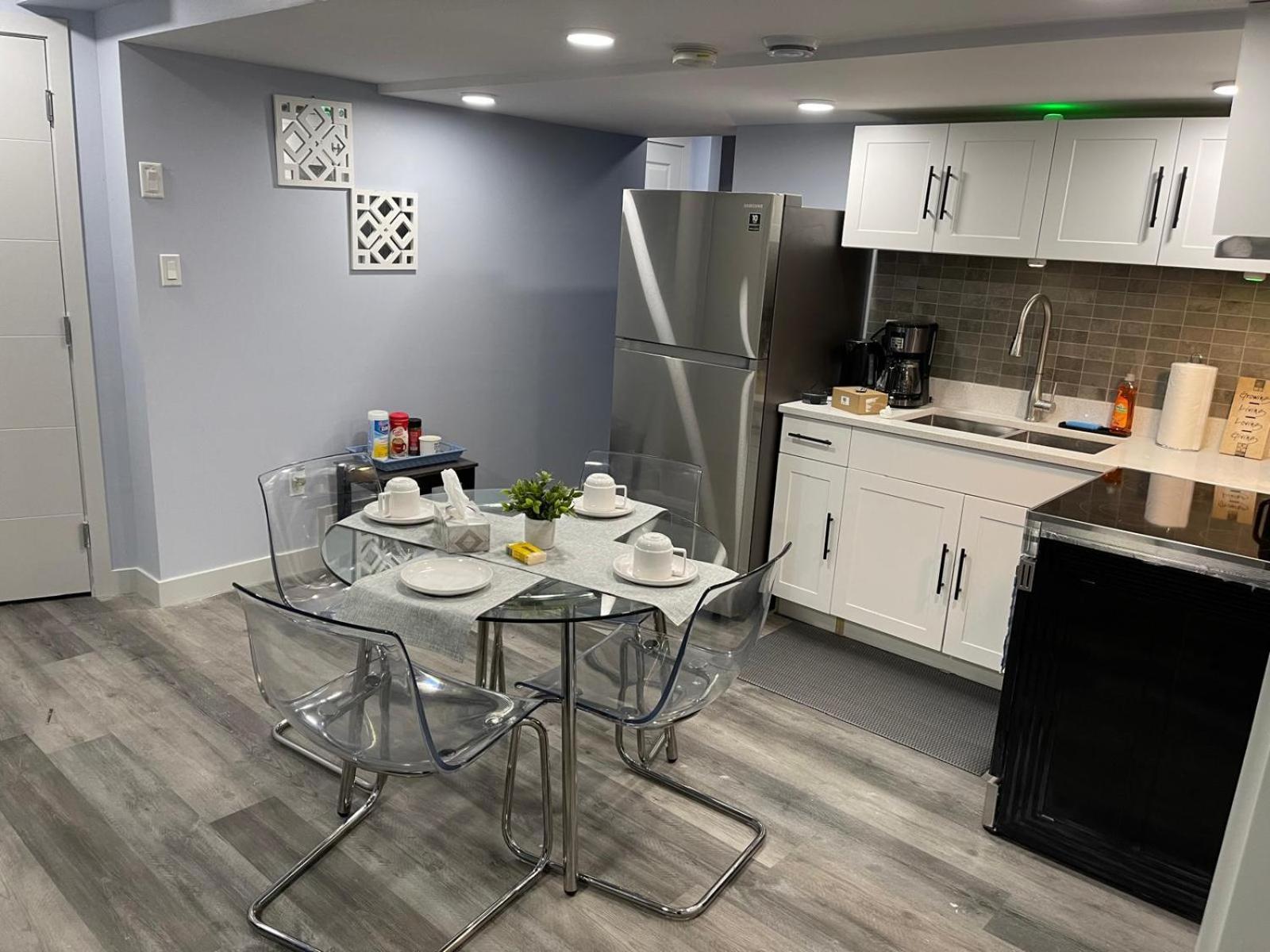 Apartment The Cozy Cove - Modern Private Basement With Comfort & Charm, Free Parking, Wifi, Netflix Close To Airport & 18 Minutes To West Mall