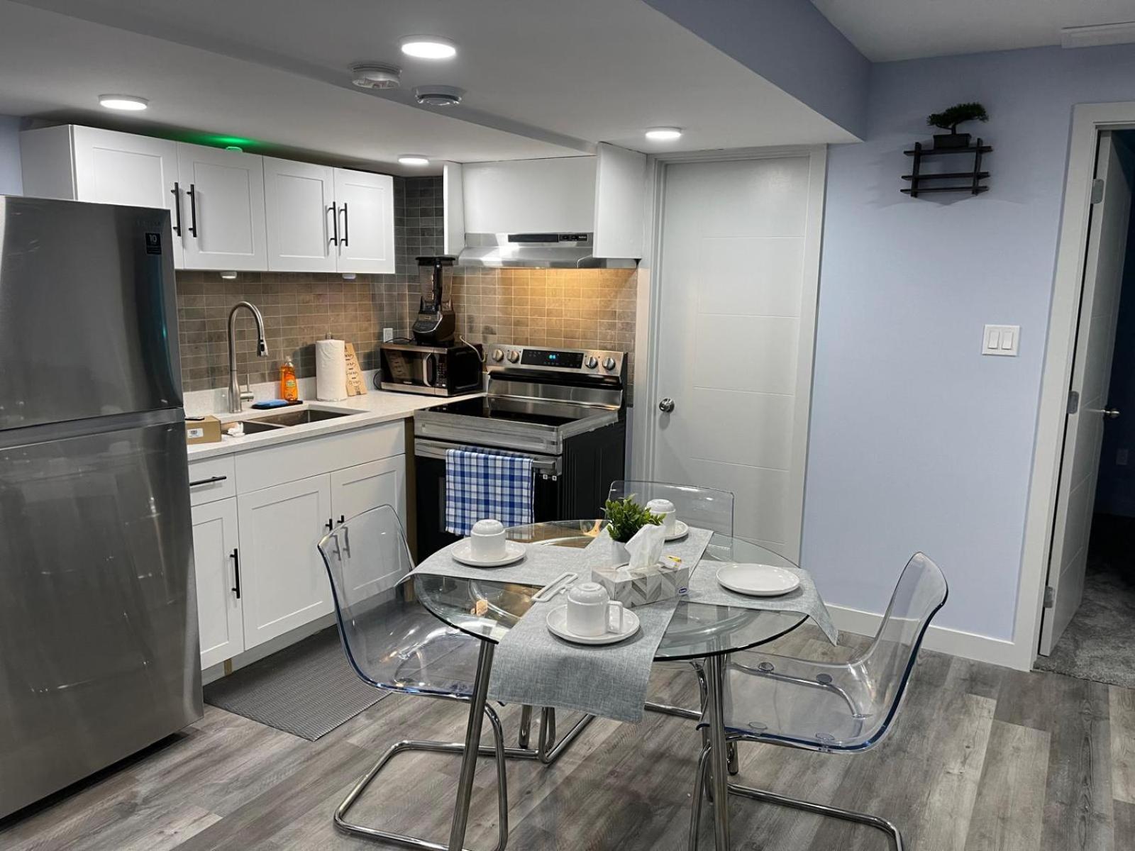 The Cozy Cove - Modern Private Basement With Comfort & Charm, Free Parking, Wifi, Netflix Close To Airport & 18 Minutes To West Mall Apartment *