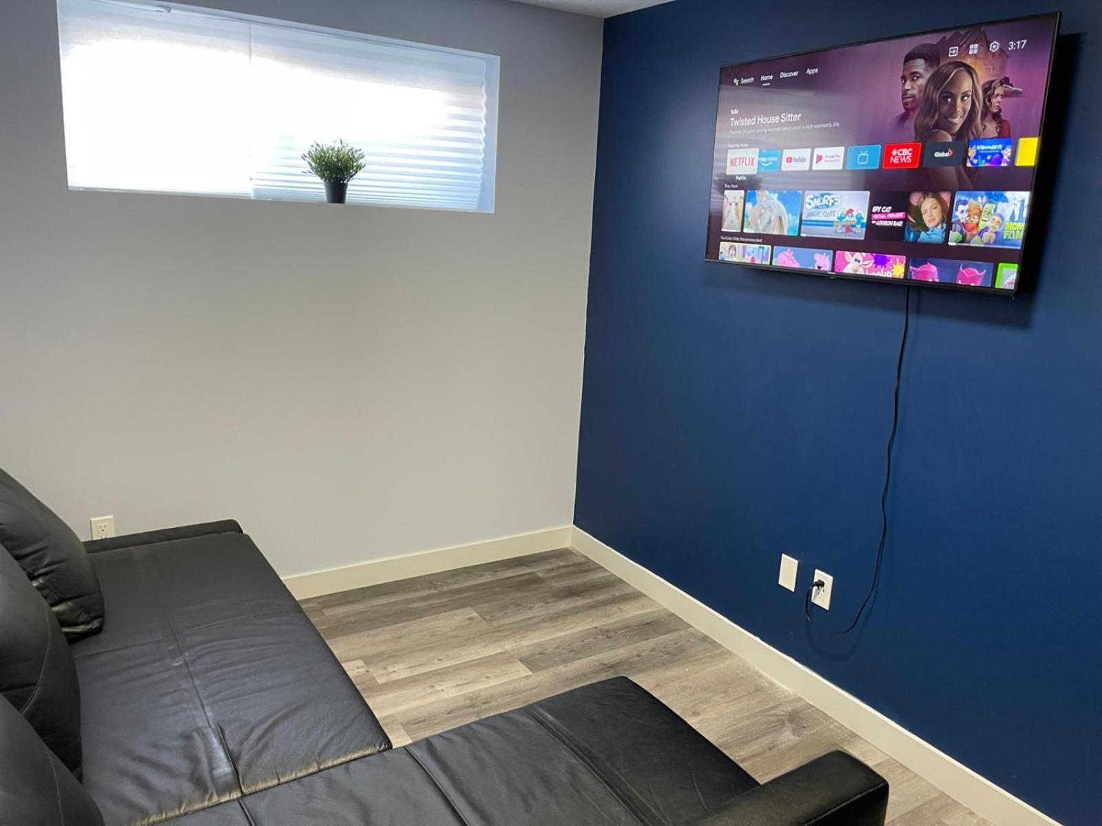 Apartment The Cozy Cove - Modern Private Basement With Comfort & Charm, Free Parking, Wifi, Netflix Close To Airport & 18 Minutes To West Mall *