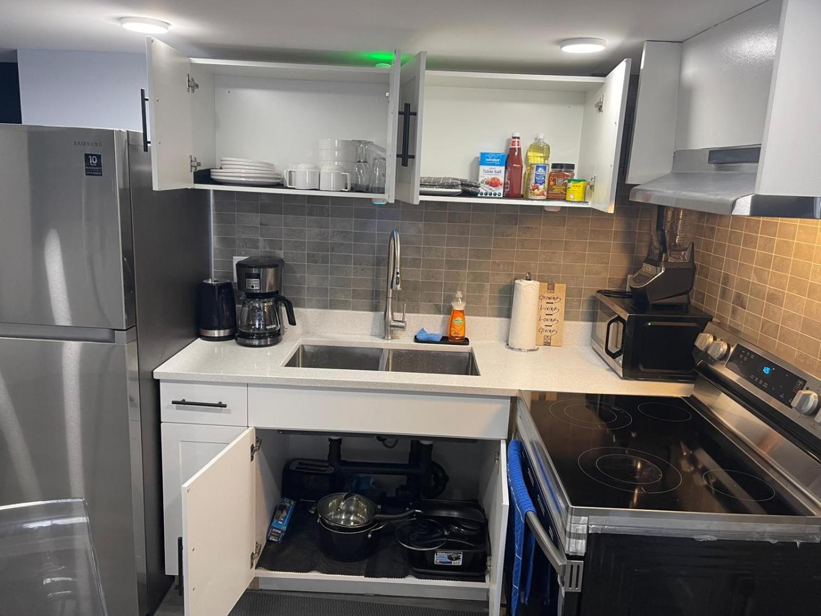 The Cozy Cove - Modern Private Basement With Comfort & Charm, Free Parking, Wifi, Netflix Close To Airport & 18 Minutes To West Mall Apartment Edmonton
