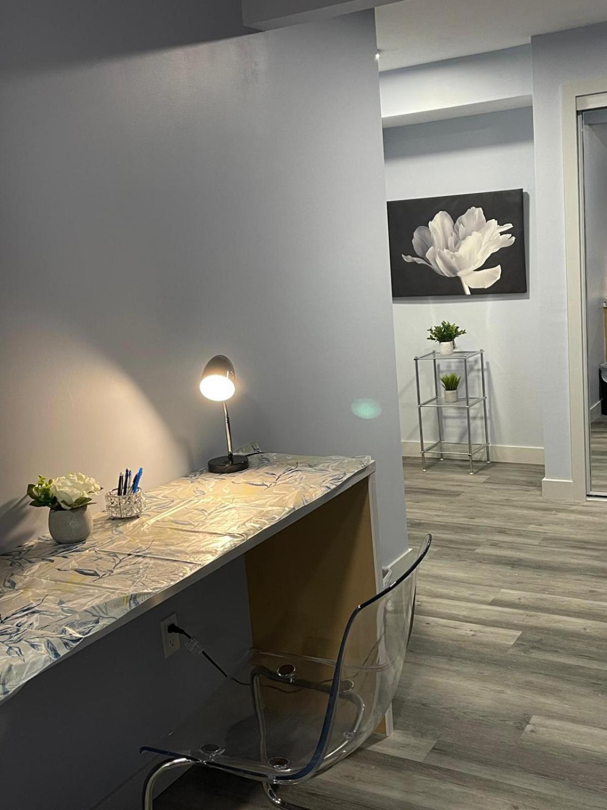 The Cozy Cove - Modern Private Basement With Comfort & Charm, Free Parking, Wifi, Netflix Close To Airport & 18 Minutes To West Mall Edmonton