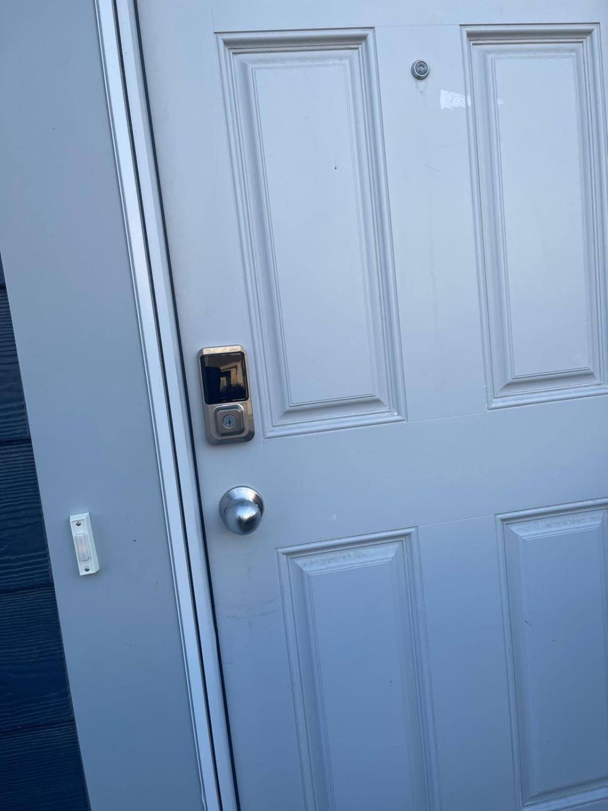Apartment The Cozy Cove - Modern Private Basement With Comfort & Charm, Free Parking, Wifi, Netflix Close To Airport & 18 Minutes To West Mall