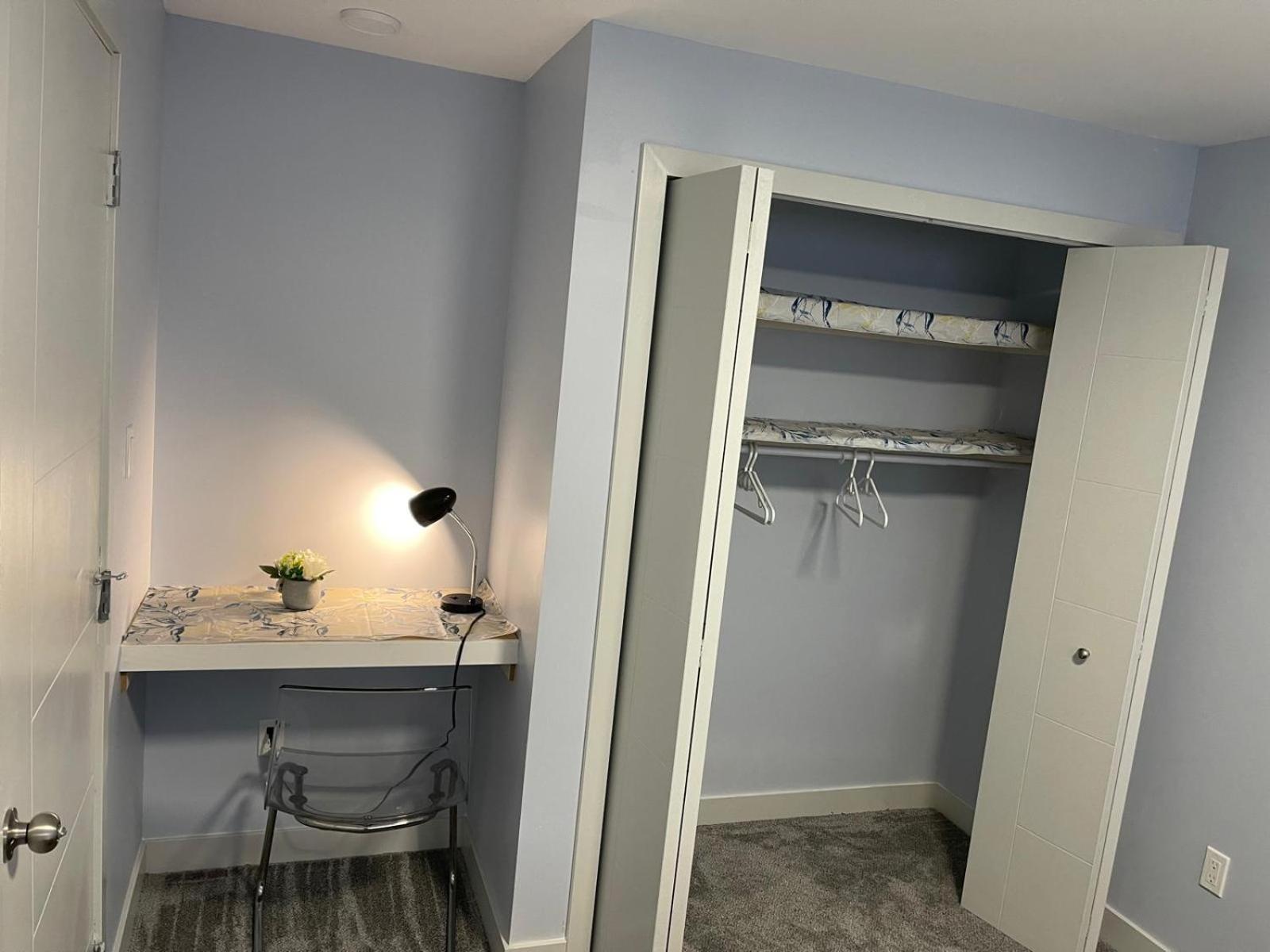 The Cozy Cove - Modern Private Basement With Comfort & Charm, Free Parking, Wifi, Netflix Close To Airport & 18 Minutes To West Mall *