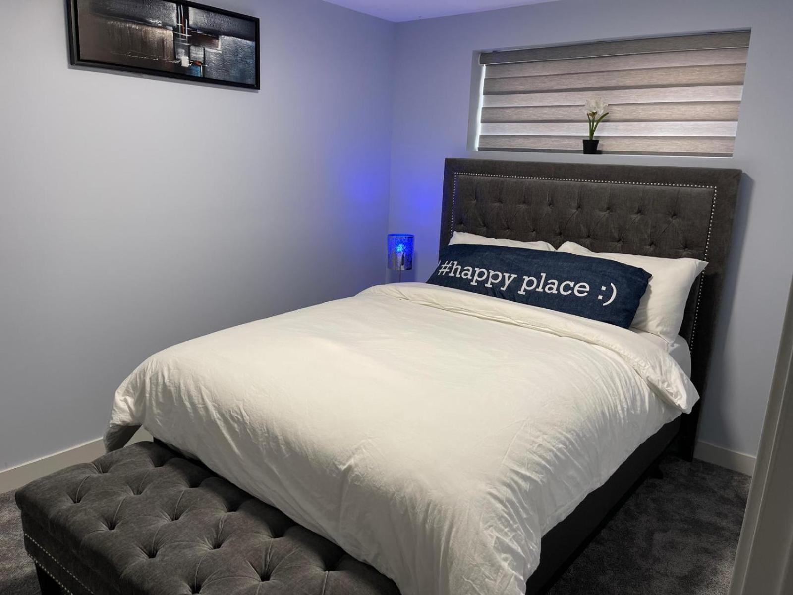 The Cozy Cove - Modern Private Basement With Comfort & Charm, Free Parking, Wifi, Netflix Close To Airport & 18 Minutes To West Mall