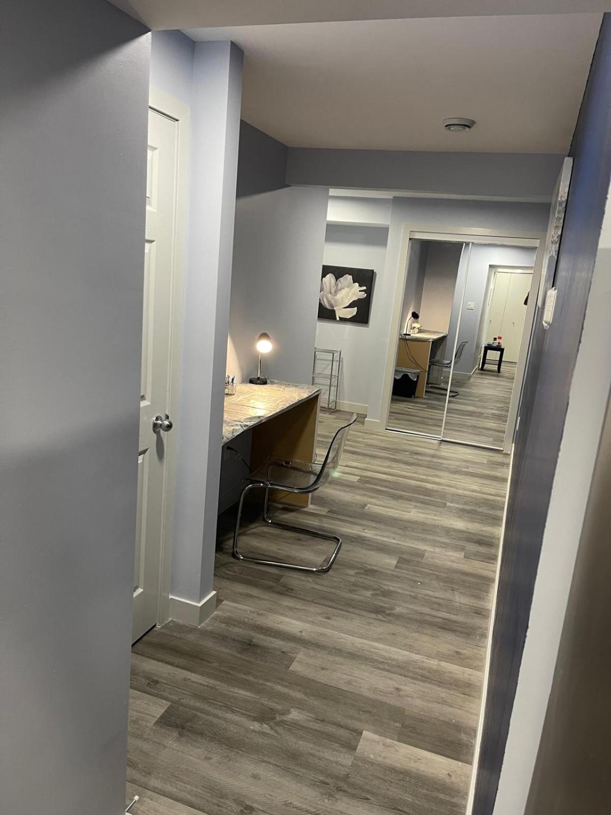 The Cozy Cove - Modern Private Basement With Comfort & Charm, Free Parking, Wifi, Netflix Close To Airport & 18 Minutes To West Mall Apartment