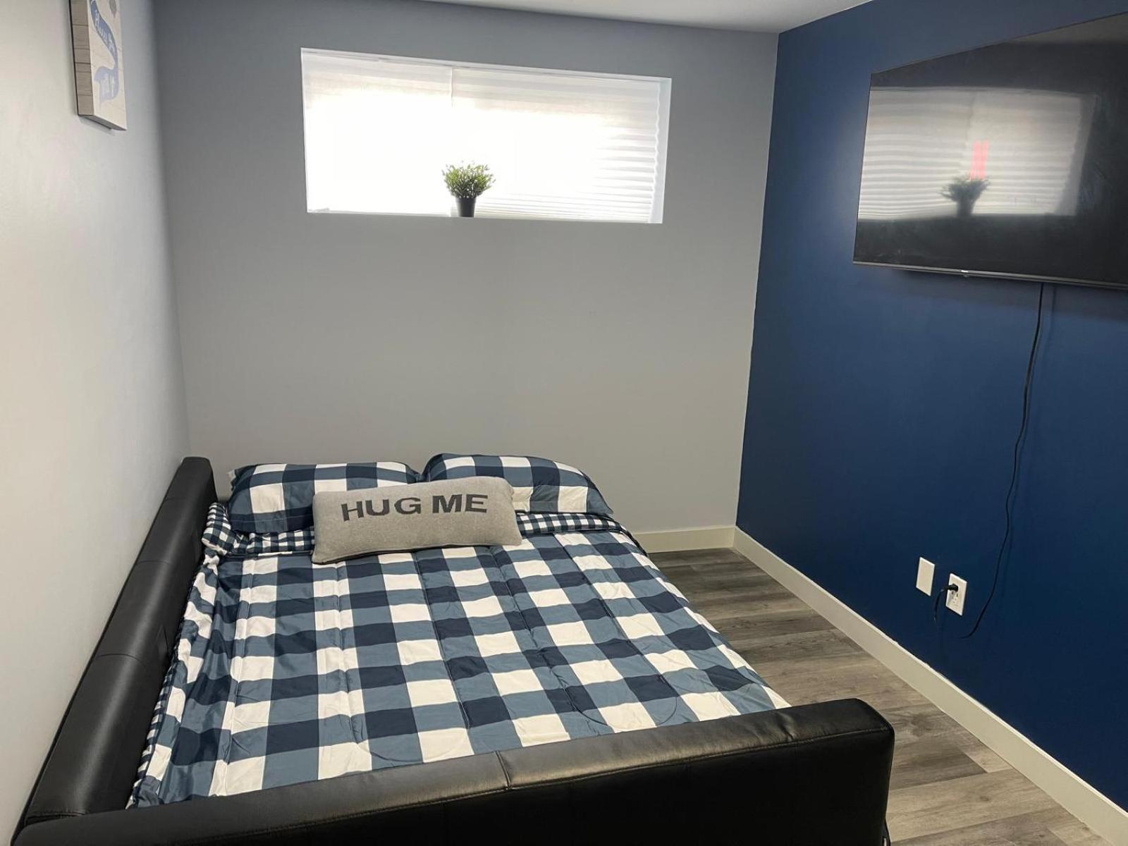 The Cozy Cove - Modern Private Basement With Comfort & Charm, Free Parking, Wifi, Netflix Close To Airport & 18 Minutes To West Mall Apartment *