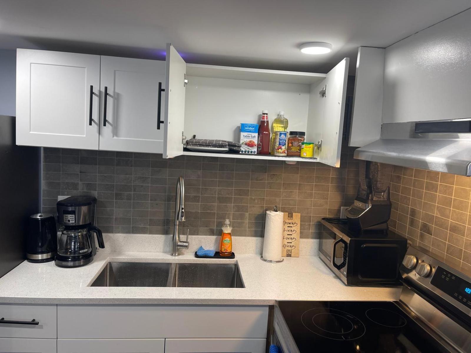 Apartment The Cozy Cove - Modern Private Basement With Comfort & Charm, Free Parking, Wifi, Netflix Close To Airport & 18 Minutes To West Mall *
