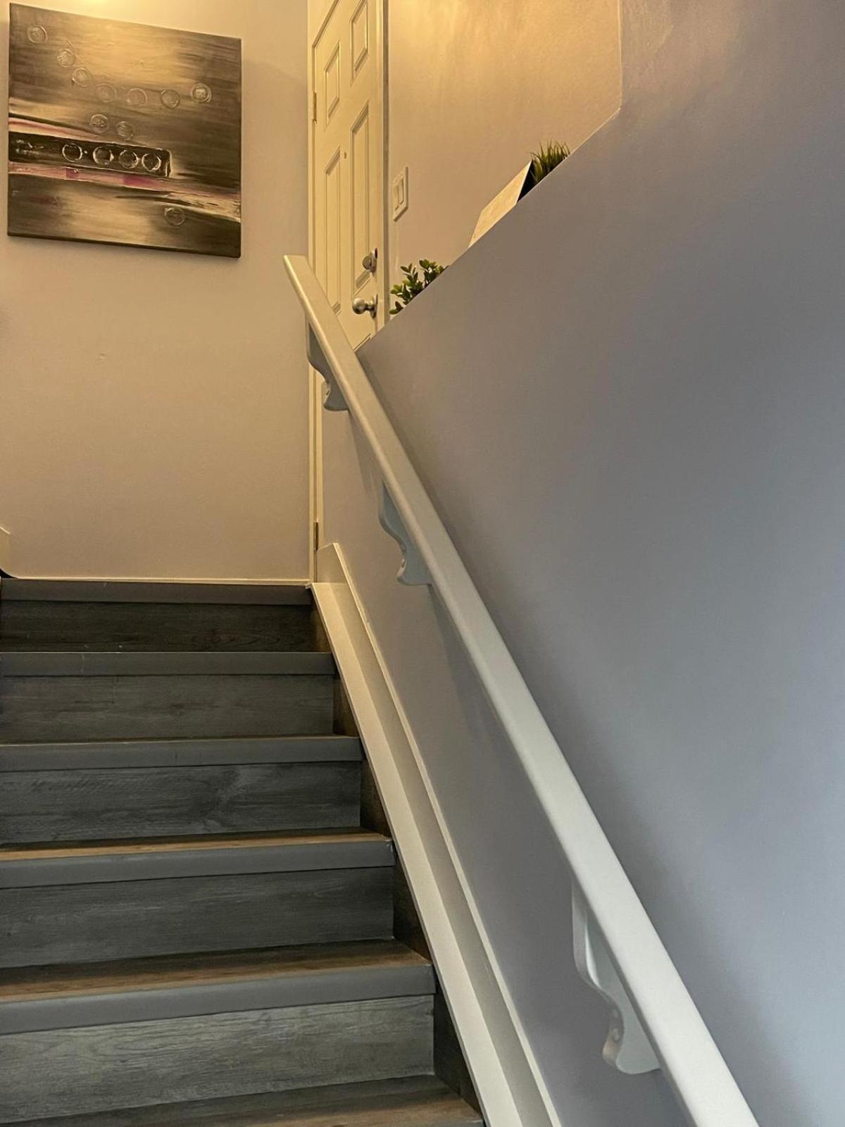 Apartment The Cozy Cove - Modern Private Basement With Comfort & Charm, Free Parking, Wifi, Netflix Close To Airport & 18 Minutes To West Mall Edmonton