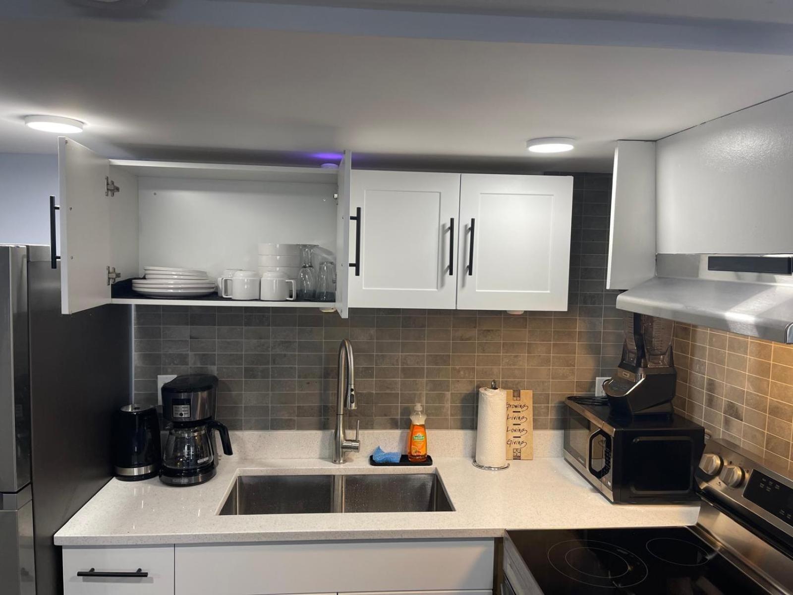 The Cozy Cove - Modern Private Basement With Comfort & Charm, Free Parking, Wifi, Netflix Close To Airport & 18 Minutes To West Mall *
