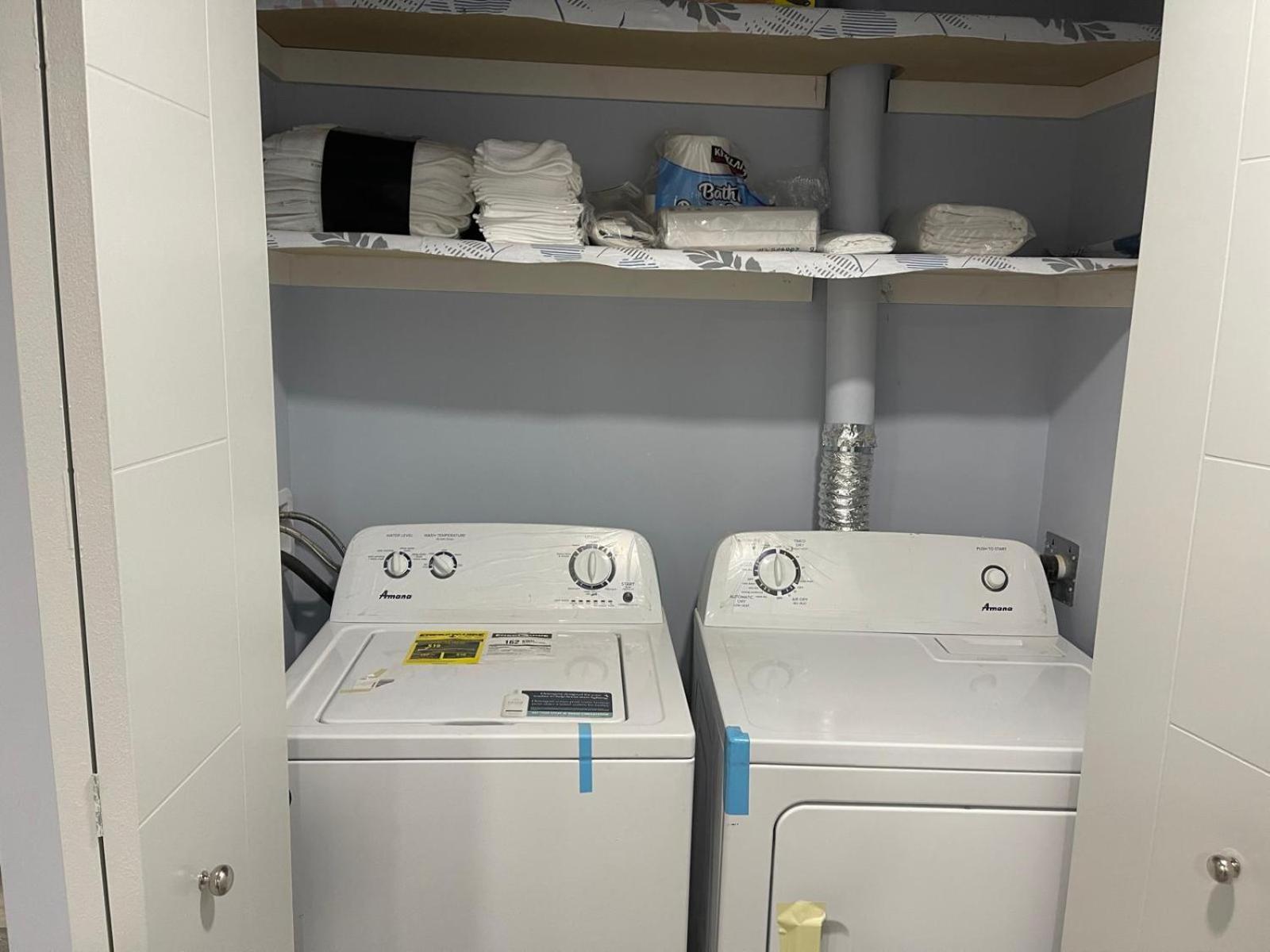 The Cozy Cove - Modern Private Basement With Comfort & Charm, Free Parking, Wifi, Netflix Close To Airport & 18 Minutes To West Mall Apartment