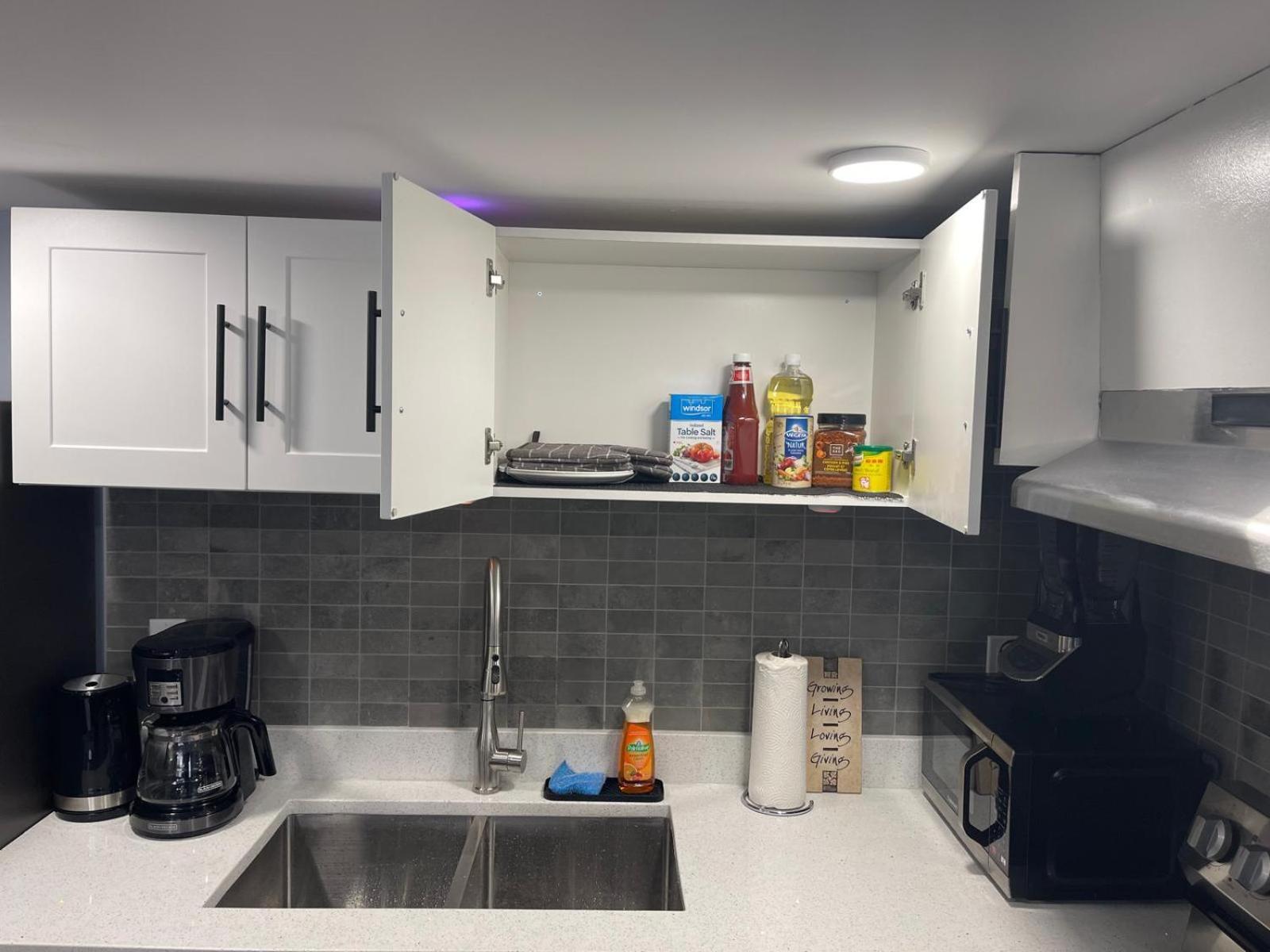 The Cozy Cove - Modern Private Basement With Comfort & Charm, Free Parking, Wifi, Netflix Close To Airport & 18 Minutes To West Mall Edmonton