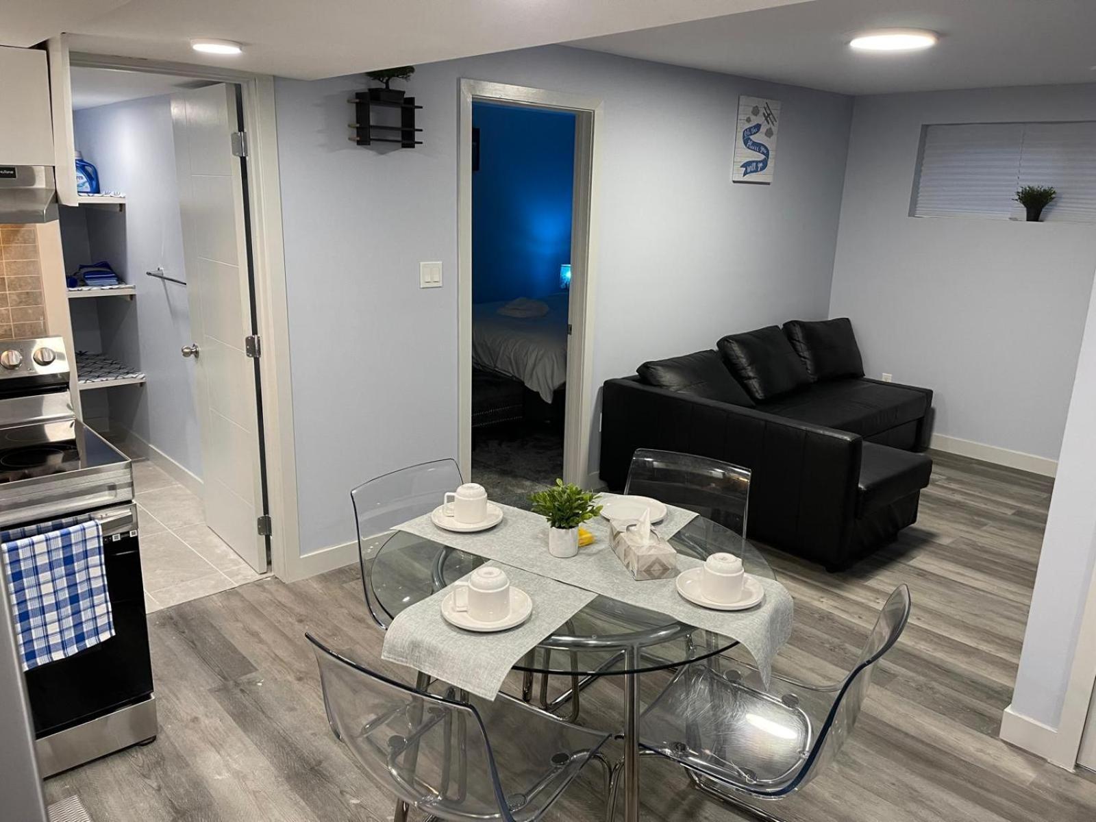 Apartment The Cozy Cove - Modern Private Basement With Comfort & Charm, Free Parking, Wifi, Netflix Close To Airport & 18 Minutes To West Mall Edmonton
