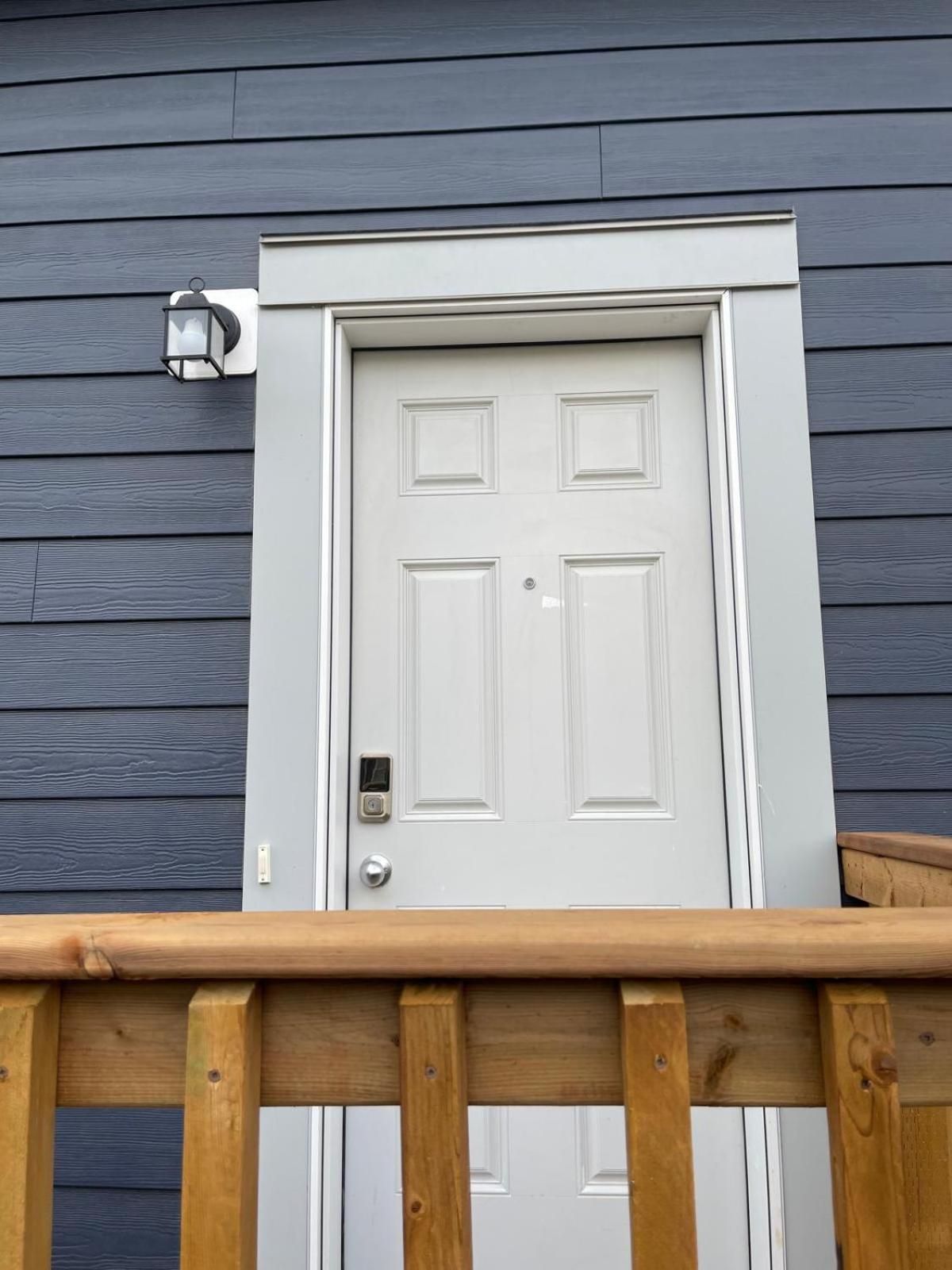 The Cozy Cove - Modern Private Basement With Comfort & Charm, Free Parking, Wifi, Netflix Close To Airport & 18 Minutes To West Mall