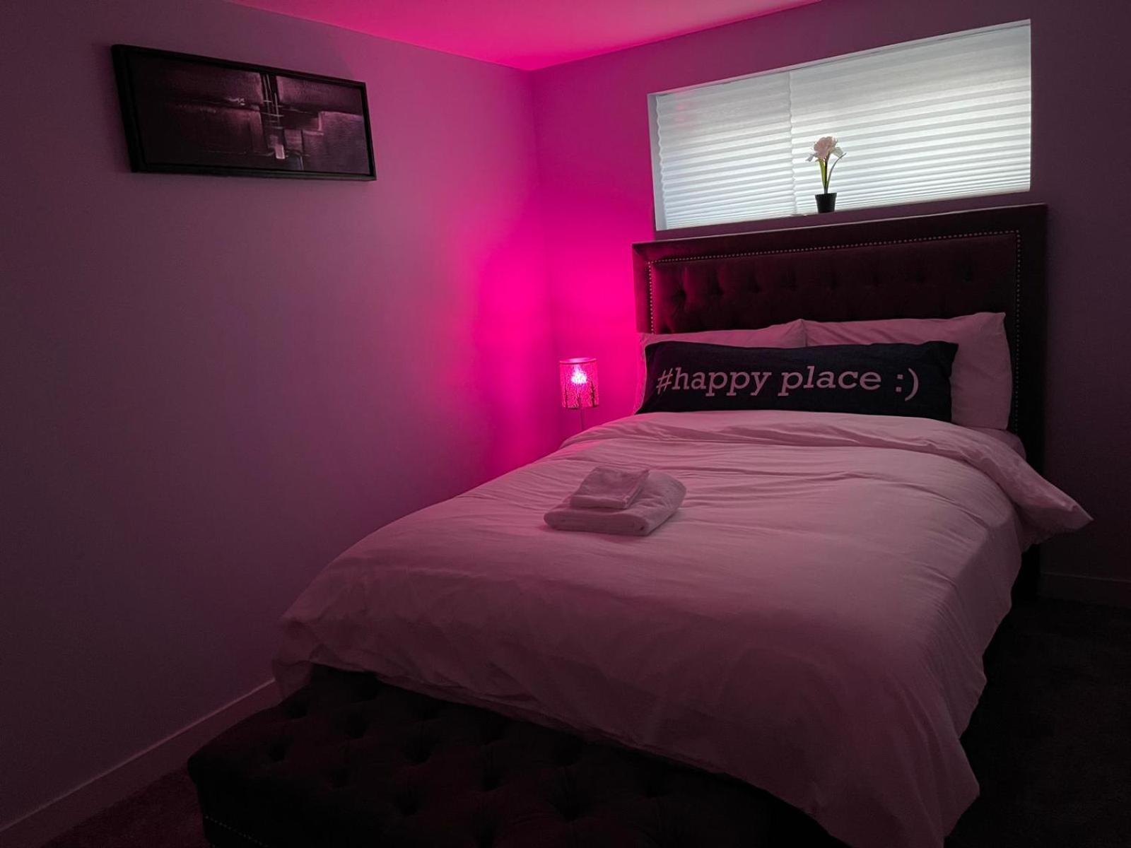 The Cozy Cove - Modern Private Basement With Comfort & Charm, Free Parking, Wifi, Netflix Close To Airport & 18 Minutes To West Mall *