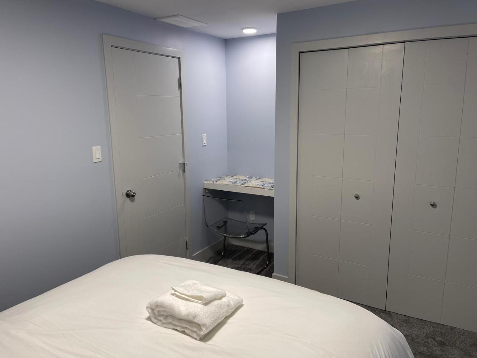 The Cozy Cove - Modern Private Basement With Comfort & Charm, Free Parking, Wifi, Netflix Close To Airport & 18 Minutes To West Mall Apartment
