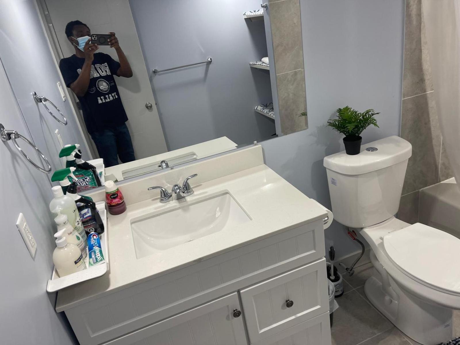 Apartment The Cozy Cove - Modern Private Basement With Comfort & Charm, Free Parking, Wifi, Netflix Close To Airport & 18 Minutes To West Mall