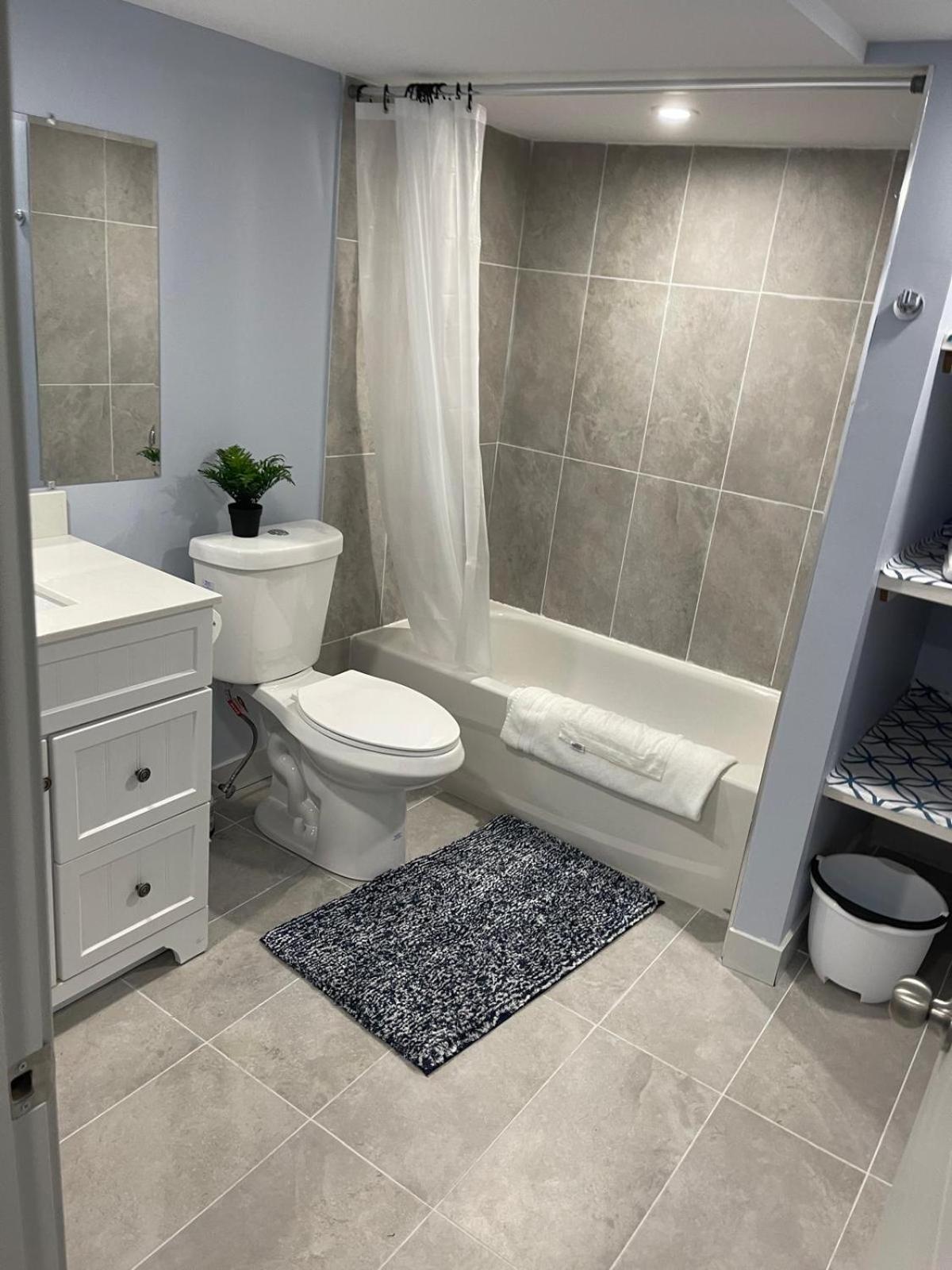 Apartment The Cozy Cove - Modern Private Basement With Comfort & Charm, Free Parking, Wifi, Netflix Close To Airport & 18 Minutes To West Mall