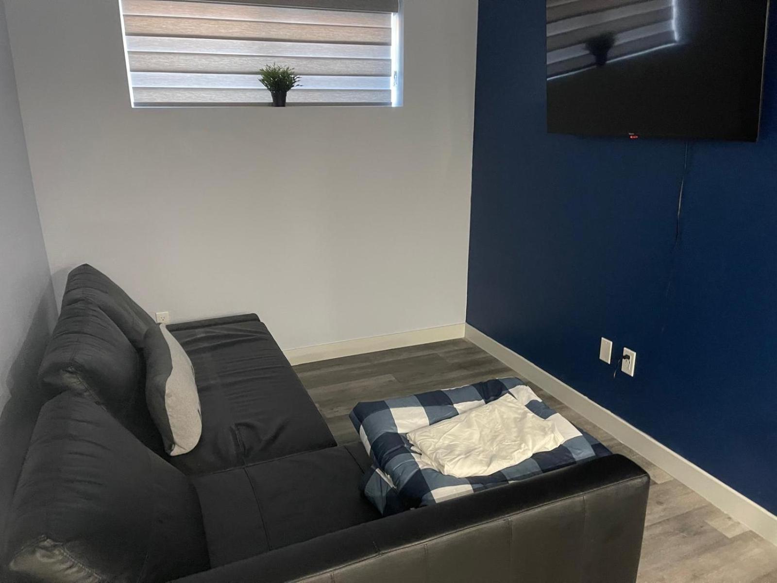 The Cozy Cove - Modern Private Basement With Comfort & Charm, Free Parking, Wifi, Netflix Close To Airport & 18 Minutes To West Mall Apartment Edmonton