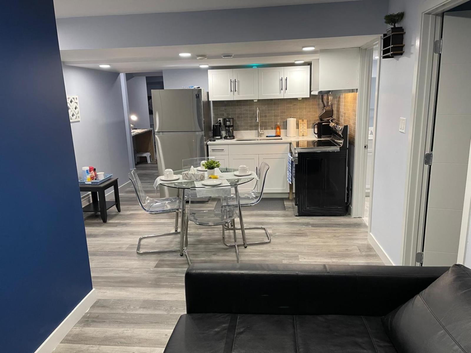 Apartment The Cozy Cove - Modern Private Basement With Comfort & Charm, Free Parking, Wifi, Netflix Close To Airport & 18 Minutes To West Mall Edmonton