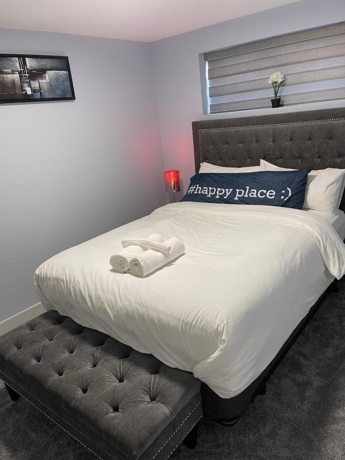 The Cozy Cove - Modern Private Basement With Comfort & Charm, Free Parking, Wifi, Netflix Close To Airport & 18 Minutes To West Mall *